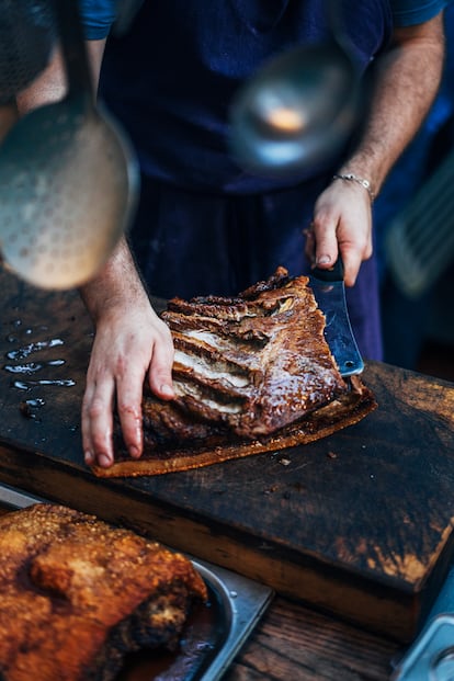 Luke Cockerill, chef del restaurante De Puta Madre, prepara la panceta.