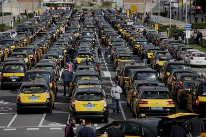 Taxis en el inicio de la marcha lenta hacia el Parlament, este jueves.