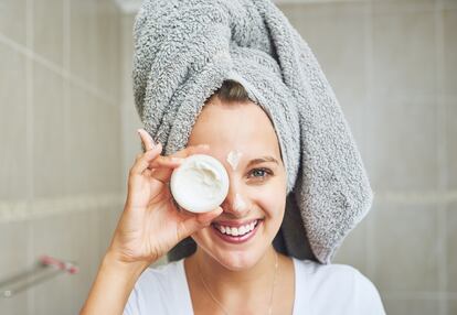 Una de las ventajas del aceite de coco es que permite hidratar tanto el cabello como la piel.