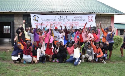 Una cincuentena de niñas que participan en el programa de la ONG. 