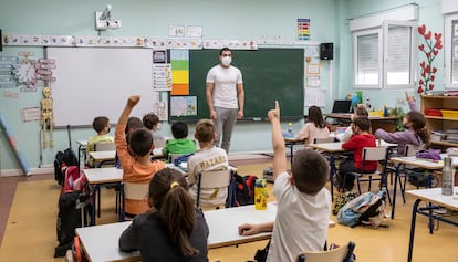 Clase de 2º de primaria en el colegio Puerta de la Sierra, en Venturada (Madrid).