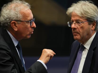 El director general del Mecanismo Europeo de Estabilidad (MEDE), Pierre Gramegna, a la izquierda, habla con el comisario europeo de Economía y Asuntos Monetarios, Paolo Gentiloni.