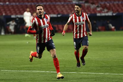 Saúl celebra su gol, que significó el 2-0 en el Atlético-Sevilla disputado el martes en el Wanda Metropolitano. / Juanjo Martín (EFE)