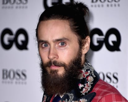 Jared Leto no tiene problemas a la hora de innovar con su vestuario y construir looks arriesgados y originales. Como referente de estilo que es también se ha dejado ver en varias ocasiones con este peinado.