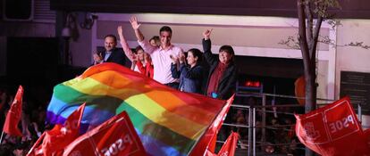 El presidente de Gobierno y líder del PSOE, Pedro Sánchez, en el balcón de Ferraz (sede del partido).