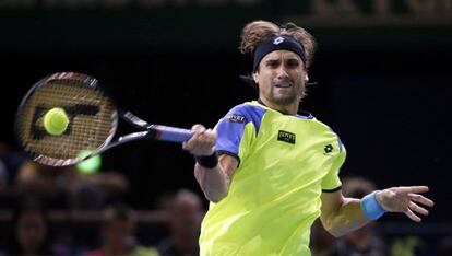 Ferrer devuelve una bola ante Nadal.