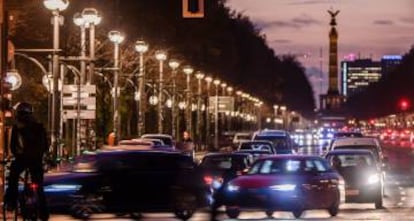 Coches circulando en una calle de Berlín.