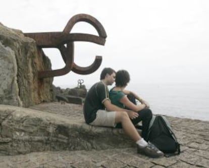 'El Peine del Viento', de Eduardo Chillida, descansa en el extremo occidental de la Bahía de La Concha.