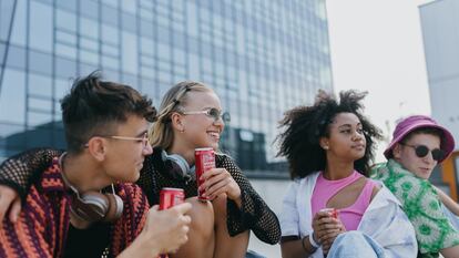 Jóvenes consumen bebidas energéticas.