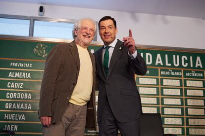 El presidente de la Junta de Andalucía, Juan Manuel Moreno, y el expresidente del Partido Andalucista, Alejandro Rojas-Marcos, durante la presentación del libro 'Historia del Partido Andalucista', en el Museo de la Autonomía de la comunidad, en Coria del Río (Sevilla), en octubre.