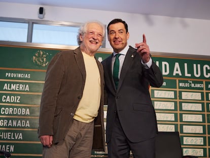 El presidente de la Junta de Andalucía, Juan Manuel Moreno, y el expresidente del Partido Andalucista, Alejandro Rojas-Marcos, durante la presentación del libro 'Historia del Partido Andalucista', en el Museo de la Autonomía de la comunidad, en Coria del Río (Sevilla), en octubre.