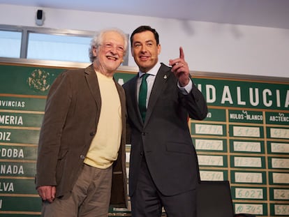 El presidente de la Junta de Andalucía, Juan Manuel Moreno, y el expresidente del Partido Andalucista, Alejandro Rojas Marcos, durante la presentación del libro 'Historia del Partido Andalucista', en la Casa Museo de Blas Infante, en Sevilla.