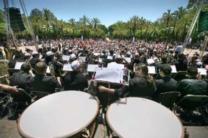 La actuación de la Banda de la Federal de las federaciones musicales puso el colofón a una mañana reivindicativa en Valencia.