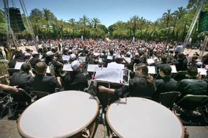 La actuacin de la Banda de la Federal de las federaciones musicales puso el colofn a una ma?ana reivindicativa en Valencia.