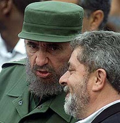 El presidente cubano Fidel Castro habla con Lula en una reunión de estudiantes en La Habana. La victoria del brasileño supone el primer viraje hacia la izquierda que se registra en América Latina en dos décadas. El triunfo de un candidato socialista en una de las principales economías del mundo en desarrollo supone un desafío a la ortodoxia neoliberal. (REUTERS)