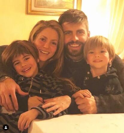 Shakira y Gerard Piqué van dando cuenta del crecimiento de sus hijos, Milan y Sasha, en sus redes sociales. Con un gran parecido a ambos, los pequeños posan naturales y sonrientes entre sus padres en esta imagen con la que felicitaron la Navidad. Pero la cantante también cuelga fotos antiguos de los pequeños o de ellos jugando, de viaje o viéndola en sus conciertos. "Mi niño se me está creciendo muy rápido!", decía en una reciente foto de Sasha, el pequeño.