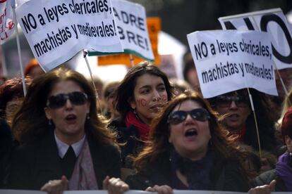 Un grupo de mujeres grita contra la Ley del Aborto, en el Paseo del Prado de Madrid.