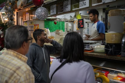 Personas compran comida en un mercado en Caracas, Venezuela el 19 de Diciembre de 2025.