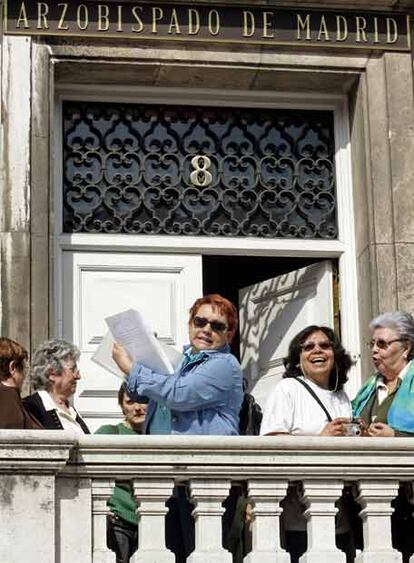 Madres contra la Droga, en la puerta del arzobispado.