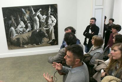 Un momento de la visita la exposición 'Otras tauromaquias', en la Real Academia de San Fernando, en Madrid.
