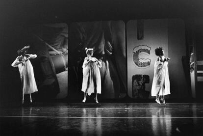 La compañía de danza de Trisha Brown (primera a la izquierda) en una imagen del archivo de la Fundación Robert Rauschenberg.