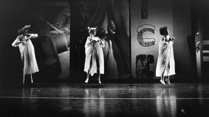 La compañía de danza de Trisha Brown (primera a la izquierda) en una imagen del archivo de la Fundación Robert Rauschenberg.