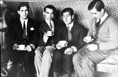 La habitación de Lorca en la Residencia se convirtió, según recuerda Buñuel en su autobiografía 'Mi último suspiro', en uno de los puntos de reunión más solicitados de Madrid. En la imagen, una de esas fiestas en su cuarto. De izquierda a derecha, Pepin Bello, Lorca, Juan Centeno y Luis Eaton-Daniel en 1924.