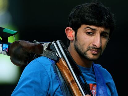 Juma al-Maktoum de Emiratos Árabes Unidos con su rifle en el hombro en la competición de tiro olímpico.