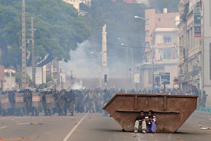 Violencia en Antanarivo, capital de Madasgascar. Los seguidores del líder de la oposición Andry Rajoelina marcha contra el presidente Marc Ravalomanana. Las fuerzas de seguridad abrieron fuego, matando a unas 28 personas. La violencia fue decayendo en las semanas siguientes, Ravalomanana fue depuesto y Rajoelina se alzó con la presidencia (Agencia France-Press).