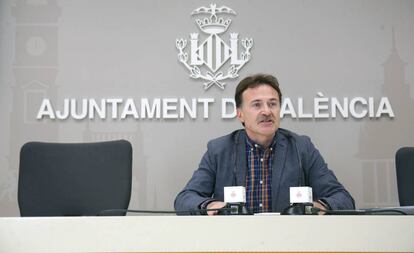 El concejal y presidente de la EMT, Giuseppe Grezzi, en la presentación de este miércoles de la contrata de la ORA.