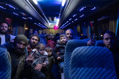 Ciudadanos sirios que fueron desplazados durante la guerra entre los grupos de oposición y el régimen de Bachar el Asad viajan en autobús de regreso a sus hogares, en Damasco, Siria, este miércoles. (AP Photo/Mosa'ab Elshamy)