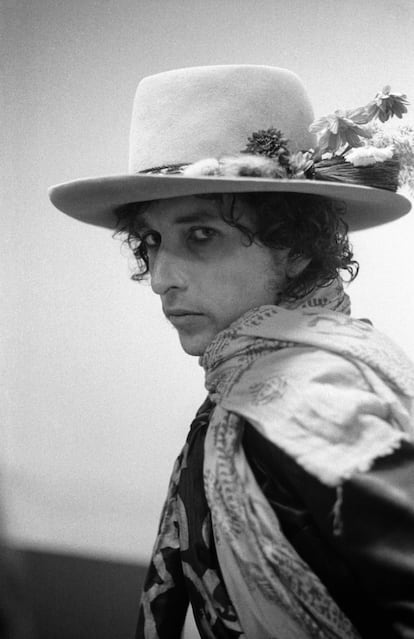 Bob Dylan fotografado em seu camarim. Segundo o próprio cantor, o melhor retrato de toda a sua vida. A imagem foi usada na capa do disco 'Bootleg Série Vol. 5: Bob Dylan Live 1975'.