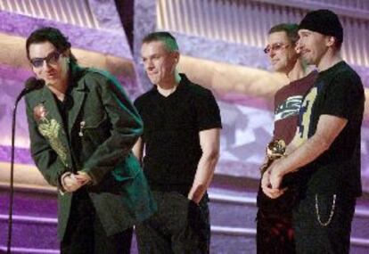 Bono agradece, el miércoles por la noche, uno de los grammies que recibió U2.