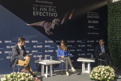 David Marcial, periodista de EL PAÍS, Lorenza Martínez responsable de pagos, finanzas y riesgo de Accenture México y Francisco Leyva director general de ingeniería BBVA, durante su participación en el foro No Money.