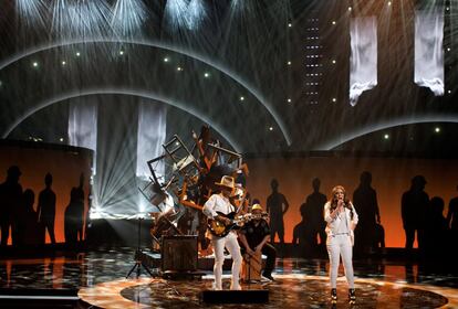 El dúo mexicano de pop latino Jesse & Joy durante su actuación en la tercera edición de los premios Latin American Music Awards (LatinAMA).
