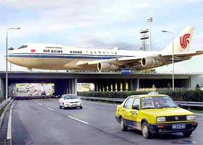 Un Boeing 747 de Air China cruza por encima de la autopista que une Pekín con su aeropuerto.