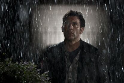 Clive Owen (arriba), durante el rodaje en Londres de <i>Intruders,</i> de Juan Carlos Fresnadillo (abajo).