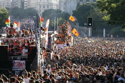 Carroza con ambiente olímpico en la plaza de Cibeles, en la celebración del Orgullo Gay de 2008, en la que participó más de un millón de personas.