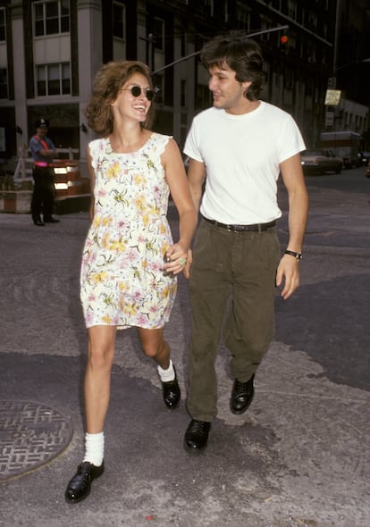 Minivestido y calcetines con mocasín. Julia podría ser una osada reina del street style en 2025, pero es una actriz dejándose ver en el Hotel Morgan en agosto 1991 junto a su pareja en aquel tiempo, el también actor Jason Patric. Su relación duró un par de años dando comienzo después de que Roberts cancelara su compromiso con Kiefer Sutherland, amigo íntimo de Patric.