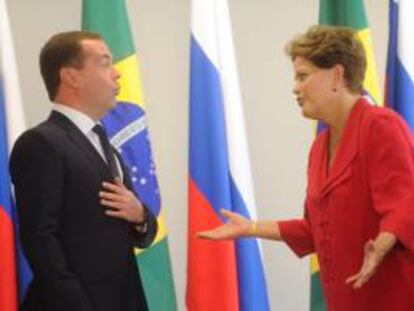 La presidenta brasileña, Dilma Rousseff (d), recibe el primer ministro ruso, Dmitri Medvédev, este 20 de febrero, en el Palacio del Planalto, en Brasilia, donde discutirán una mayor cooperación bilateral en las áreas de comercio, inversiones, ciencia, energía, educación y defensa.