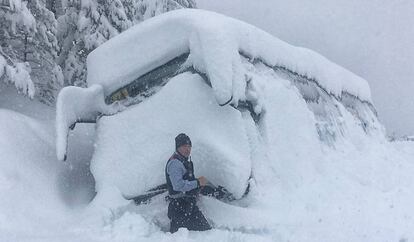 El autocar que transportaba a 43 menores, atrapado por la nieve cerca de Saldes (Bergad&agrave;).