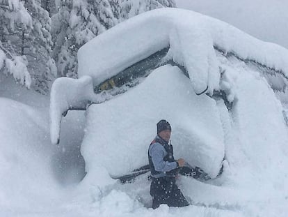 El autocar que transportaba a 43 menores, atrapado por la nieve cerca de Saldes (Bergad&agrave;).