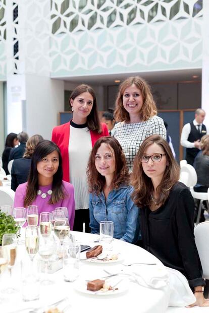 El equipo de Havas Media (sentado) y Beatriz García, directora de la web de S Moda, junto a Ana Belén Cruz, jefa de publicidad online de S Moda.