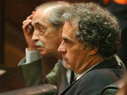 Anibal Ibarra y su abogado, Julio César Strassera, escuchan los fundamentos de los votos del jurado.