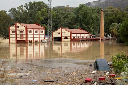 Varias casas inundadas tras el desbordamiento del río Guadalhorce en Álora, Málaga, este martes. 