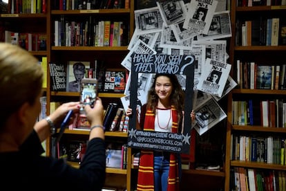 Dos jóvenes en una librería de Florida esperan el último libro de Harry Potter.