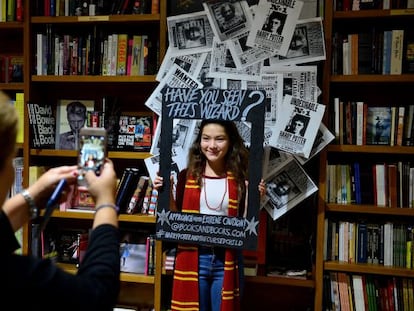 Dos jóvenes en una librería de Florida esperan el último libro de Harry Potter.