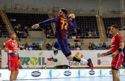 Ludovic Fábregas lanza ante el Liberbank Cantabria, en la final de la Copa Asobal de balonmano