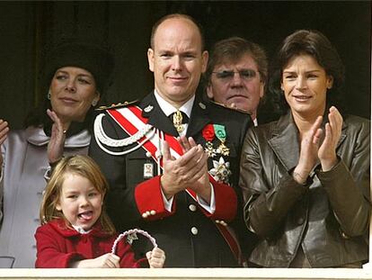 El príncipe heredero Alberto y las princesas Estefanía y Carolina de Hannover —a la que acompañaba su marido, Ernesto, y su hija Alexandra—, en el balcón del palacio monegasco.