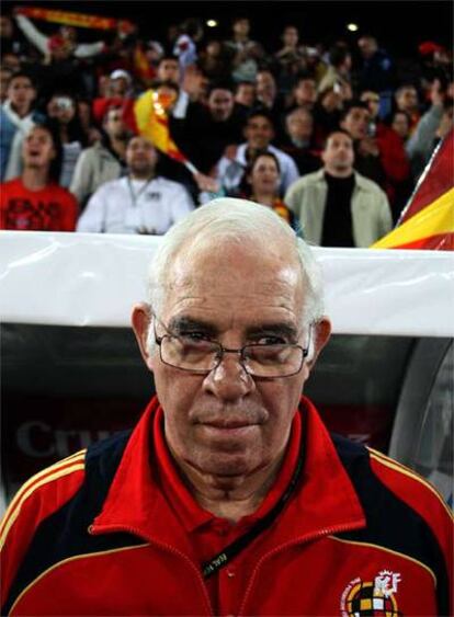 Luis Aragonés, durante un partido con la Selección